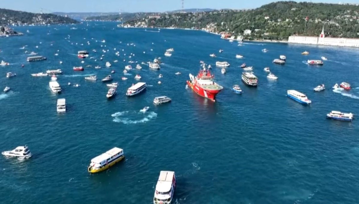 Boğaz'dan 15 Temmuz geçişi: 253 şehidin anısına 253 tekne