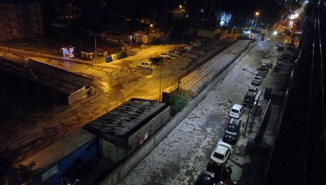 Tatvan'da sağanak yağış ve dolu hayatı felç etti