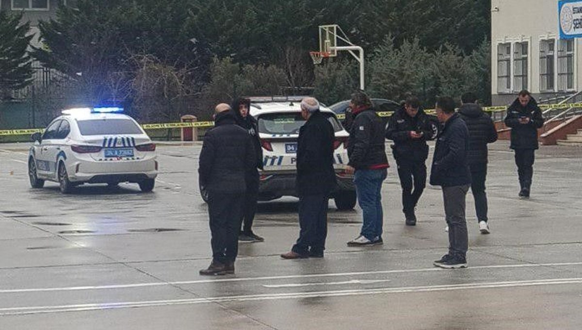 Beylikdüzü'nde site yönetim toplantısında silahlı kavga: Üç kişi yaralandı Beylikdüzü'nde site yönetim toplantısında silahlı kavga: Üç kişi yaralandı