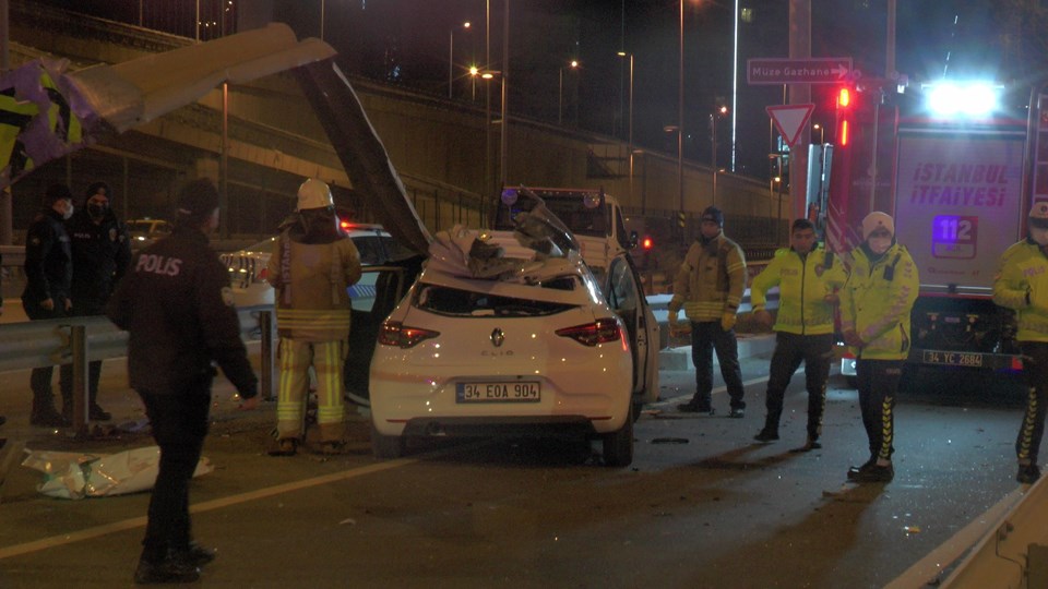 Kadıköy’de otomobil ok gibi bariyerlere saplandı: 1 ölü - 1