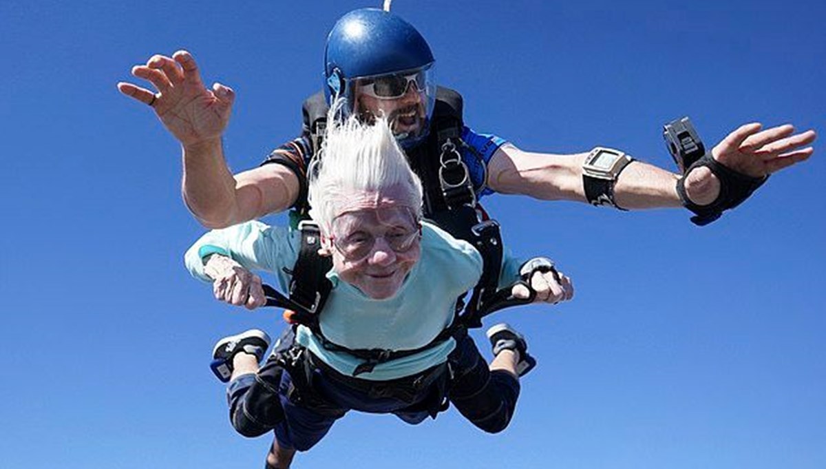 104 yaşındaki kadın skydive (hava dalışı) yapan en yaşlı kişi oldu