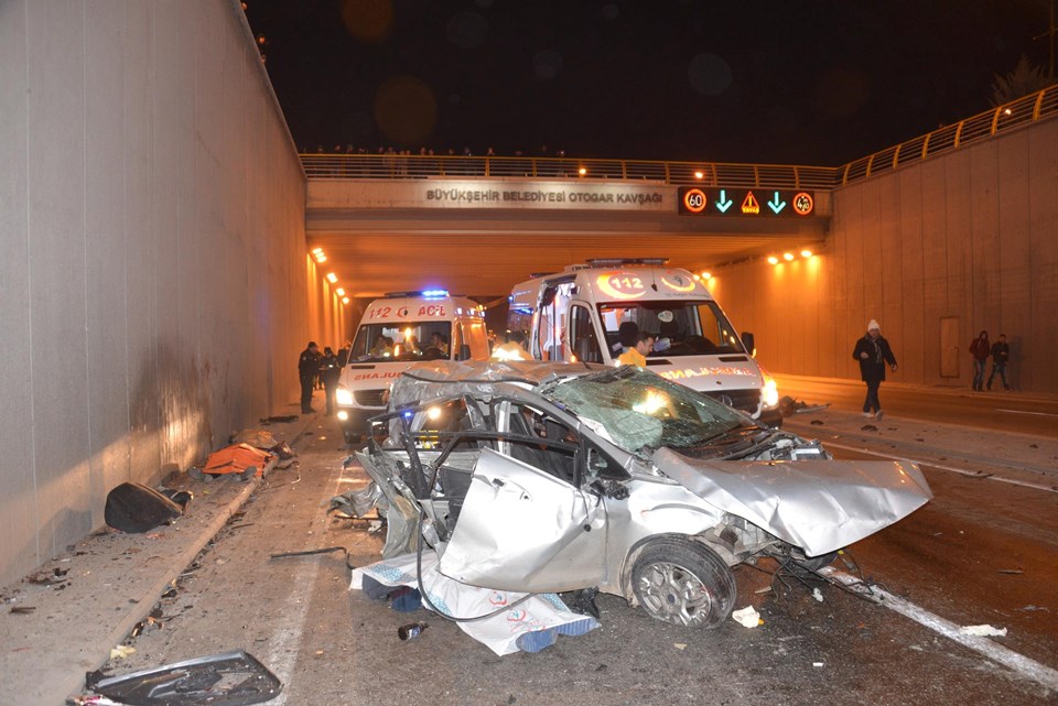Konya'da minibüs ile otomobil çarpıştı: 3 ölü - 2