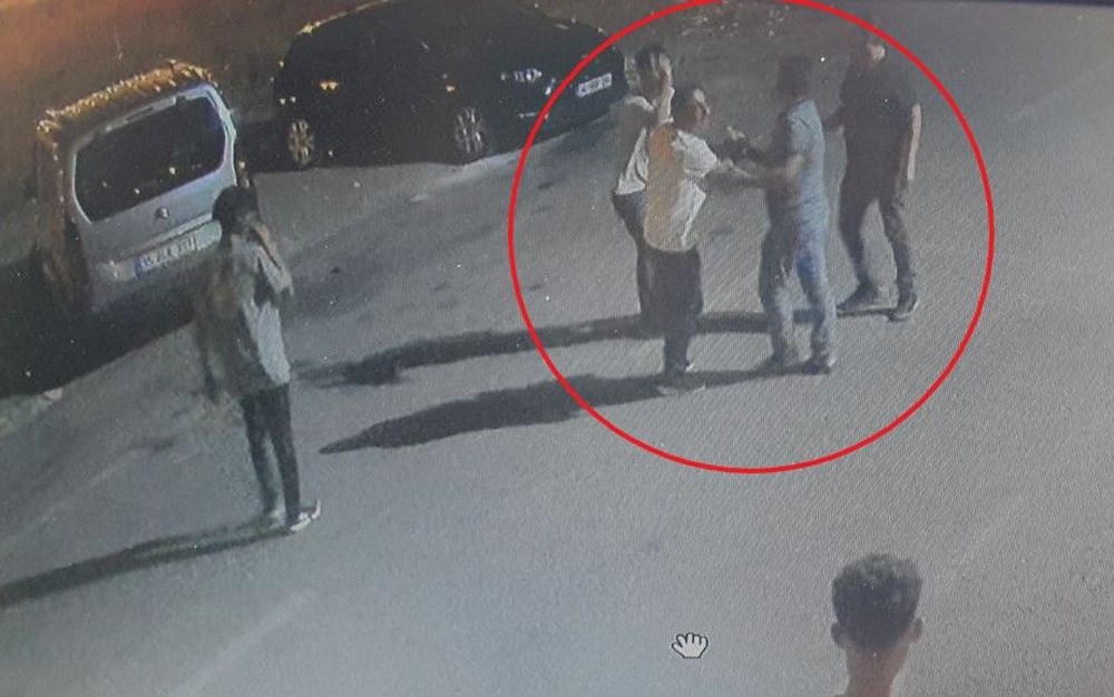Kirayı 10 bin liraya çıkarmayan kiracıya site önünde saldırı - 1