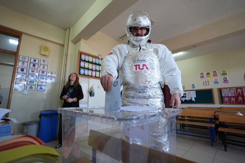 Sandık başından ilginç görüntüler: Kral da var astronot da - 2