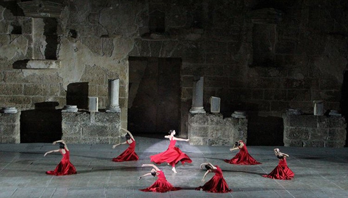 Aspendos Antik Tiyatrosu'nda Cumhuriyet'in Asırlık Yüzü gösterisi yapıldı Aspendos Antik Tiyatrosu'nda Cumhuriyet'in Asırlık Yüzü gösterisi yapıldı