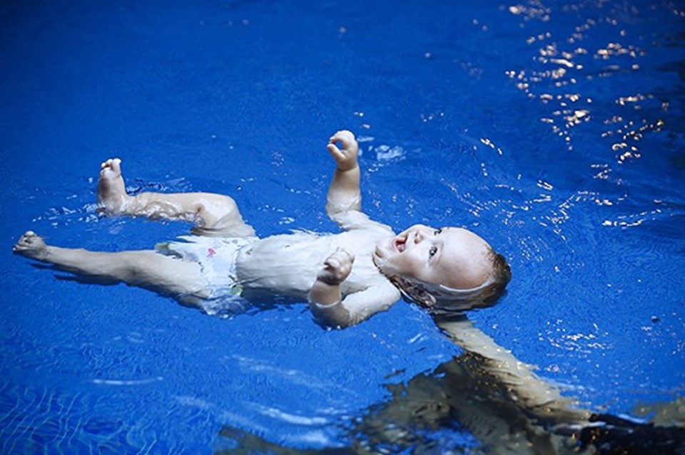 Emeklemeden yüzmeyi öğreniyorlar (2 aylık bebeğe yüzme eğitimi) - 1