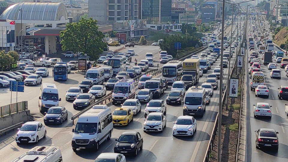 Anadolu Otoyolu'nun Düzce ve Bolu kesiminde bayram trafiği devam ediyor - 1