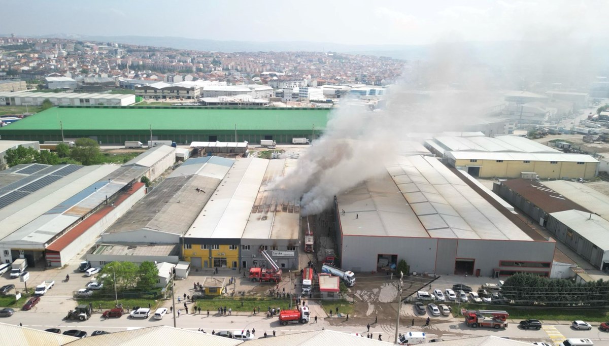 Bursa’da sandalye fabrikasında yangın