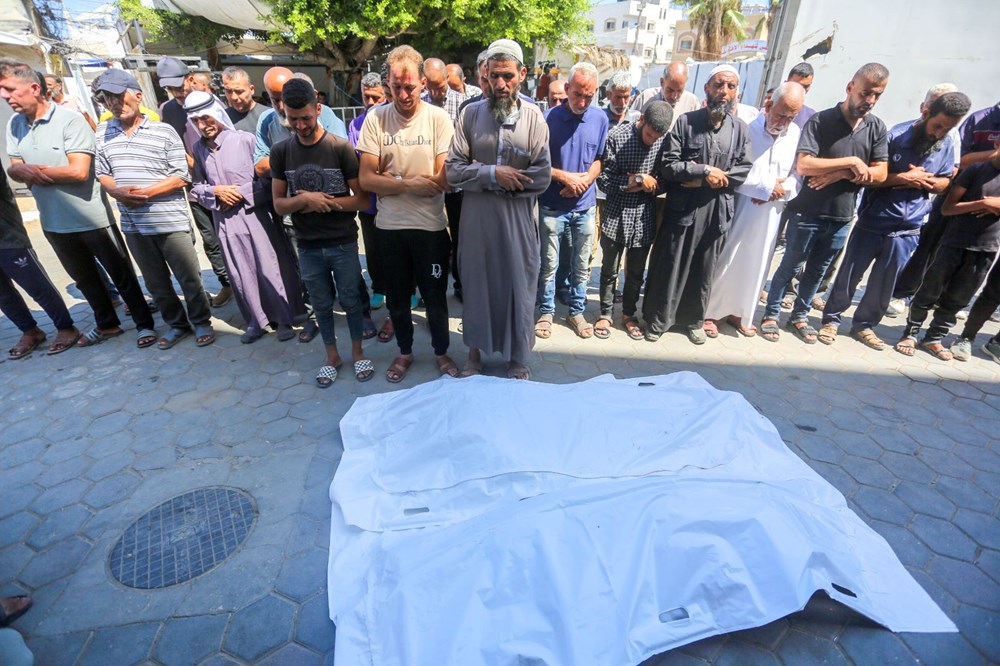 Gazze'de dram bitmiyor! Filistinli baba bebek sevinci yaşarken tüm ailesini kaybetti