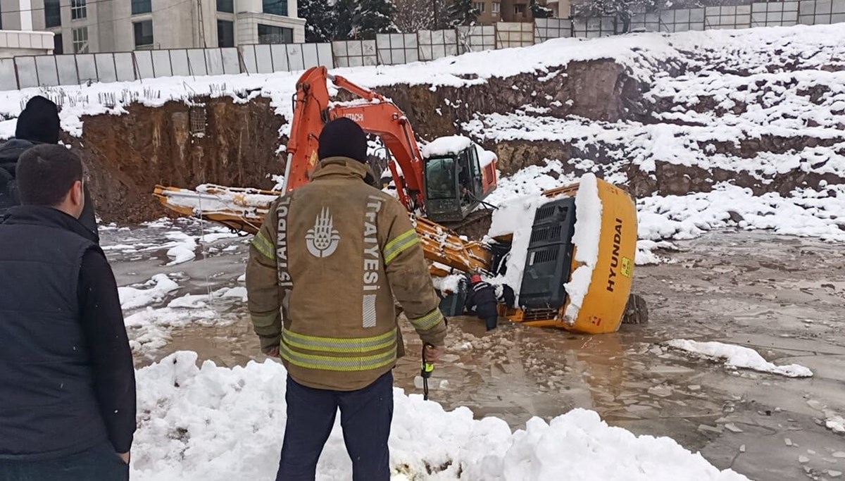 Su dolu alana düşen iş makinesinin operatörü kayboldu