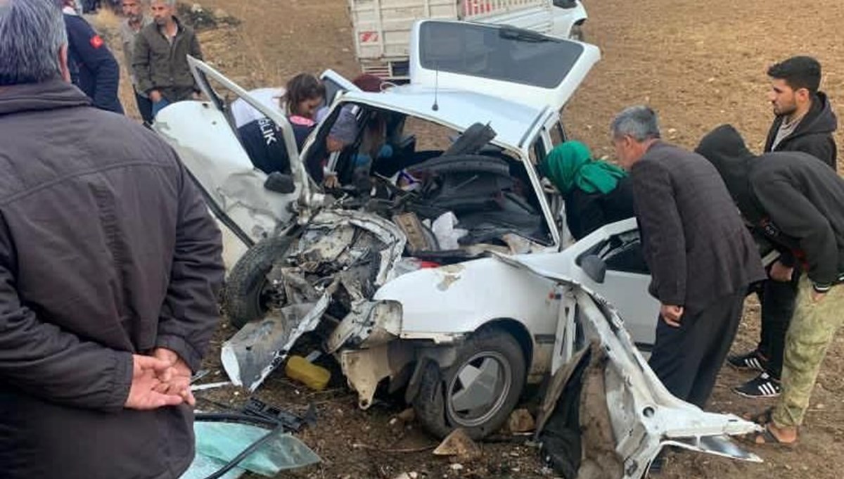 Adıyaman'da kamyonetle otomobil kafa kafaya çarpıştı: 1 ölü, 3 yaralı Adıyaman'da kamyonetle otomobil kafa kafaya çarpıştı: 1 ölü, 3 yaralı