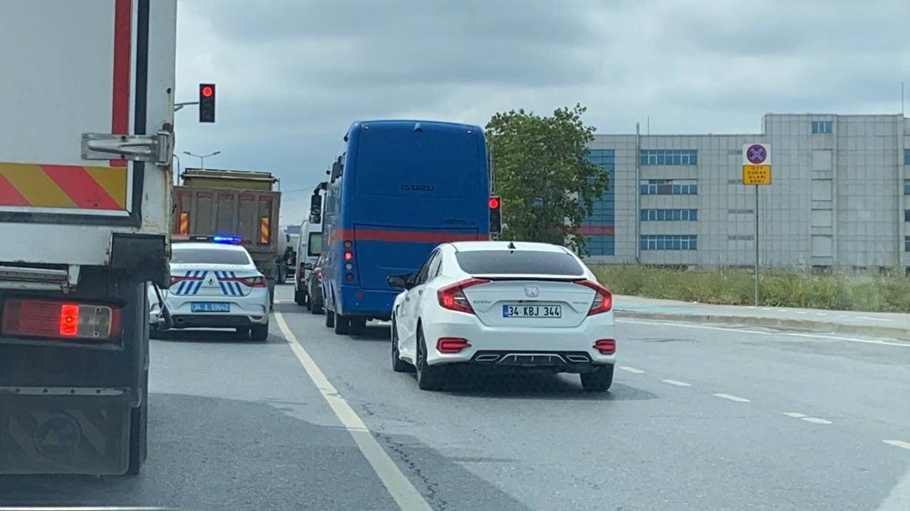 Seçil Erzan’ı taşıyan cezaevi aracı kaza yaptı 10 Seçil Erzan 5. kez hakim karşısında | Duruşmaya giden cezaevi aracı kaza yaptı - 2