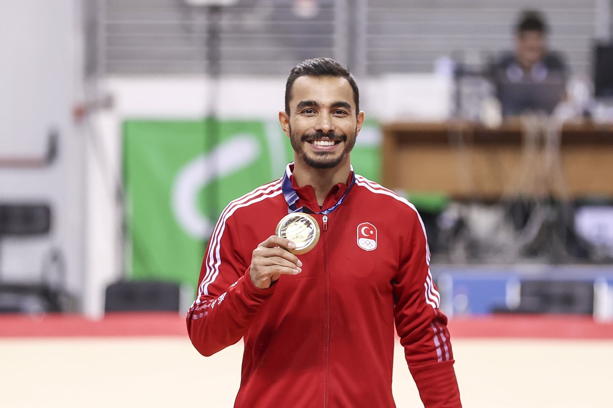 Paralel bar finallerinde milli cimnastikçi Ferhat Arıcan, altın madalya kazandı.