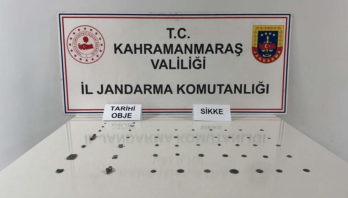 Kahramanmaraş'ta bir otomobilde 38 sikke ve 12 obje ele geçirildi Kahramanmaraş'ta bir otomobilde 38 sikke ve 12 obje ele geçirildi