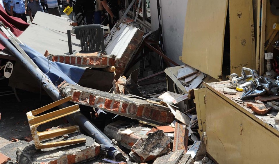 Karaköy'de lokantanın duvarı çöktü: 3 yaralı - 2