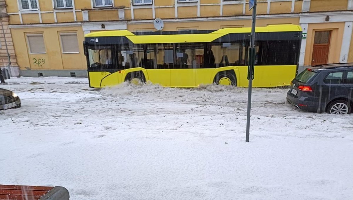 Polonya'da sağanak yağış ve dolu hayatı felç etti Polonya'da sağanak yağış ve dolu hayatı felç etti
