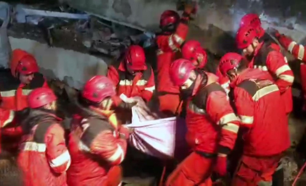 Enkaz altındakiler için zamana karşı yarış - 21