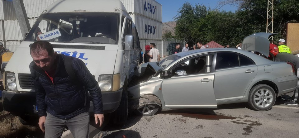 Kahramanmaraş’ta yolcu minibüsü ile otomobil çarpıştı: 8 yaralı - 1