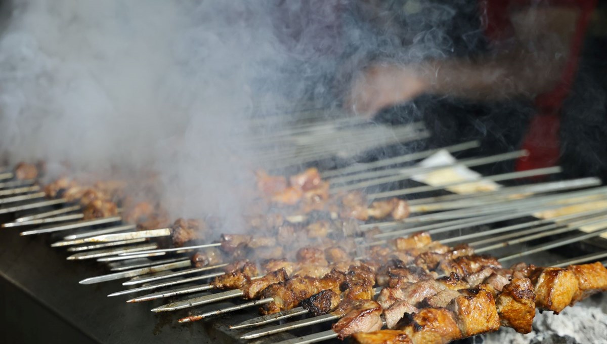 Gökyüzü, kebap dumanlarıyla kaplandı: 