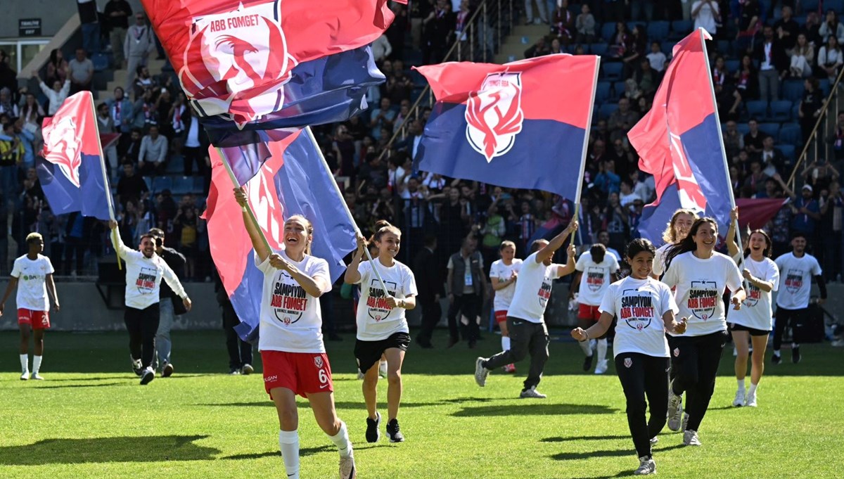Kadınlar Süper Ligi'nde şampiyon olan ABB Fomget'ten Fenerbahçe'ye gönderme