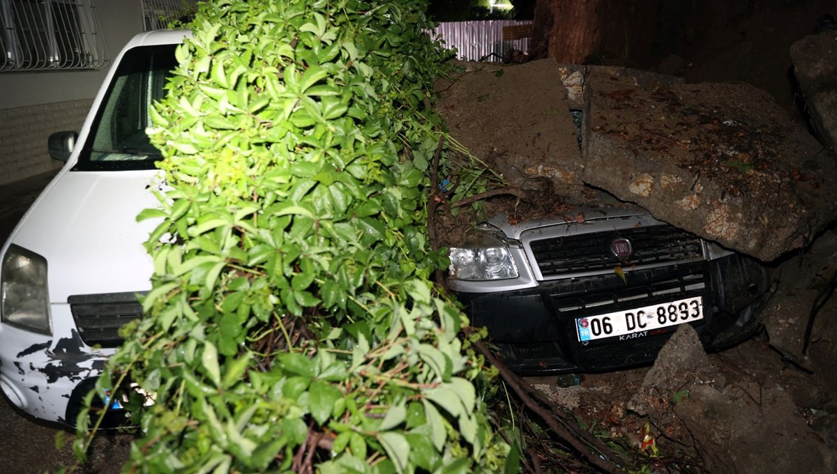 Ankara’da istinat duvarı araçların üzerine çöktü