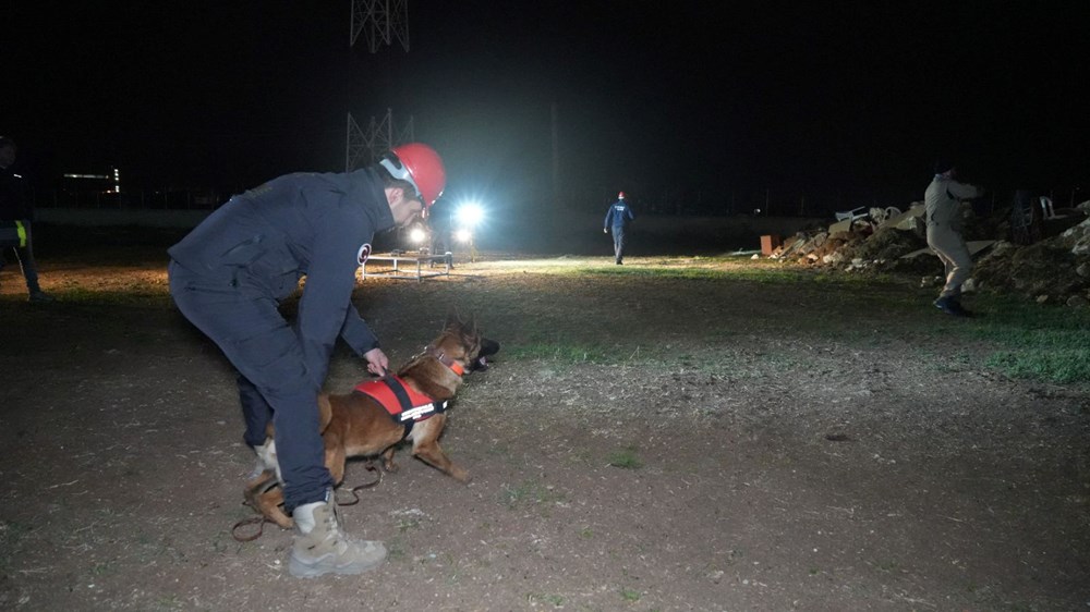 Gecenin ayazında zorlu tatbikat: "Hassas burunlar" doğal afetlere hazırlanıyor - 5