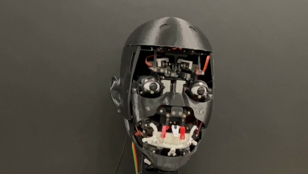 İnsan mimiklerini taklit eden robot: Emo