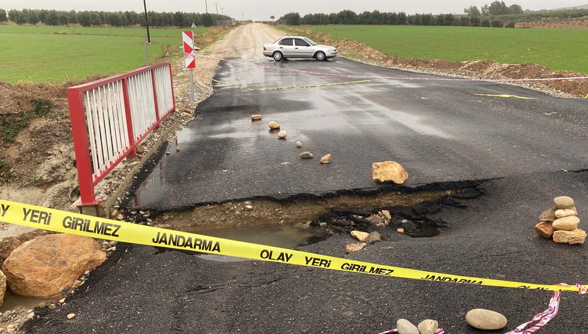 Osmaniye'de sağanak: Köprünün asfaltı çöktü, yol ulaşıma kapandı