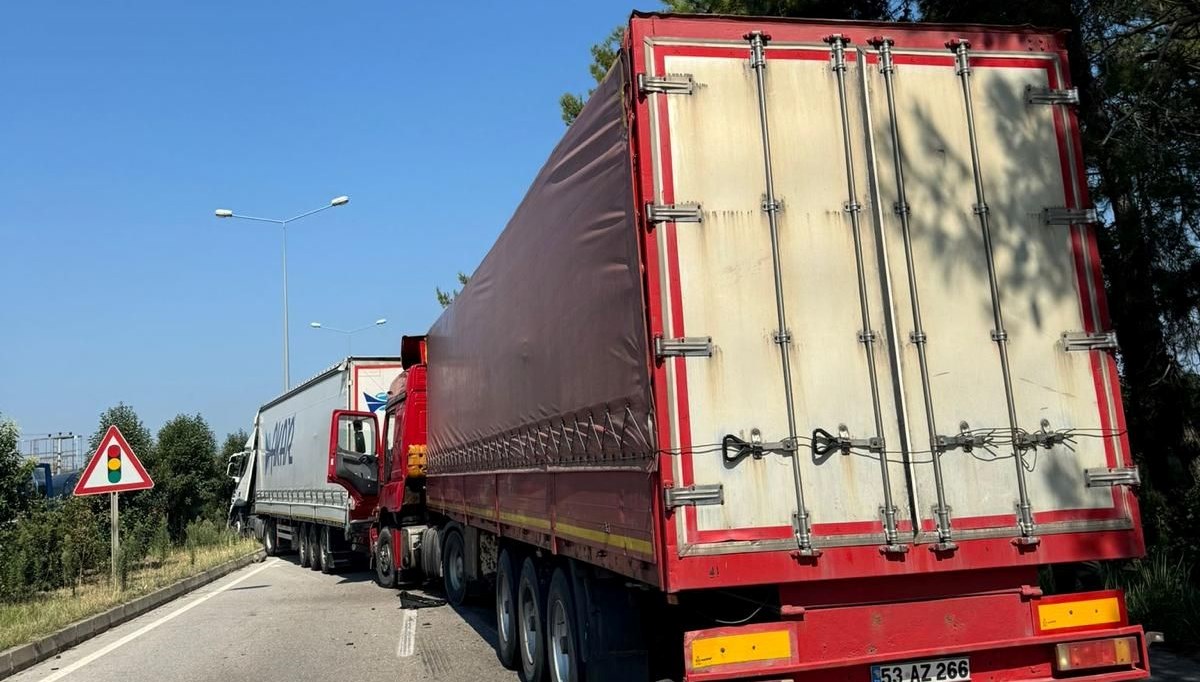 Samsun'da feci kaza! 3 TIR birbirine girdi, karayolu ulaşıma kapandı