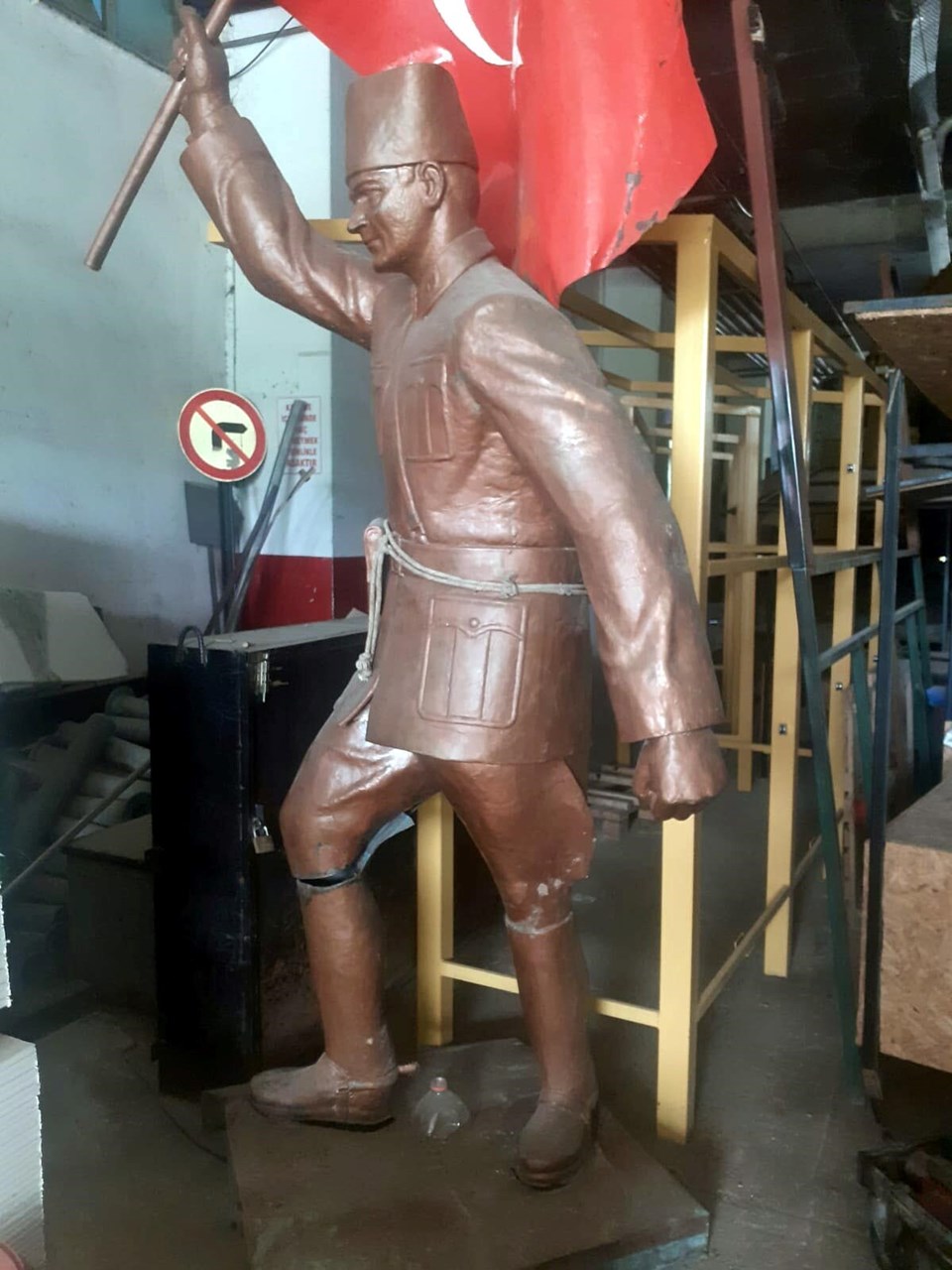 18 yıl önce yaptığı Atatürk heykeli, bahçesinden çalındı - 2