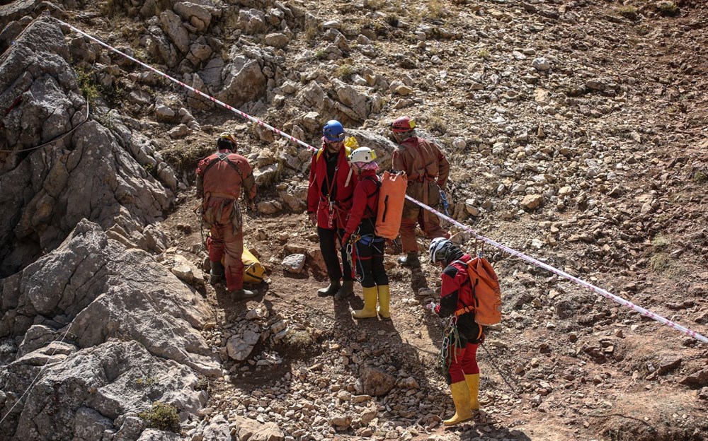 ABD'li dağcı rahatsızlanarak mahsur kaldığı mağaradan 9. günde kurtarıldı - 9