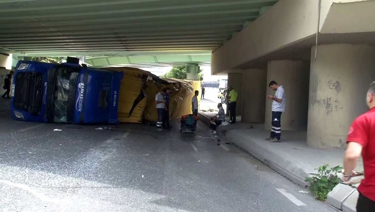 Yeşilyurt'taki üst geçitte yeni kaza: TIR, İETT otobüsünün üzerine devrildi