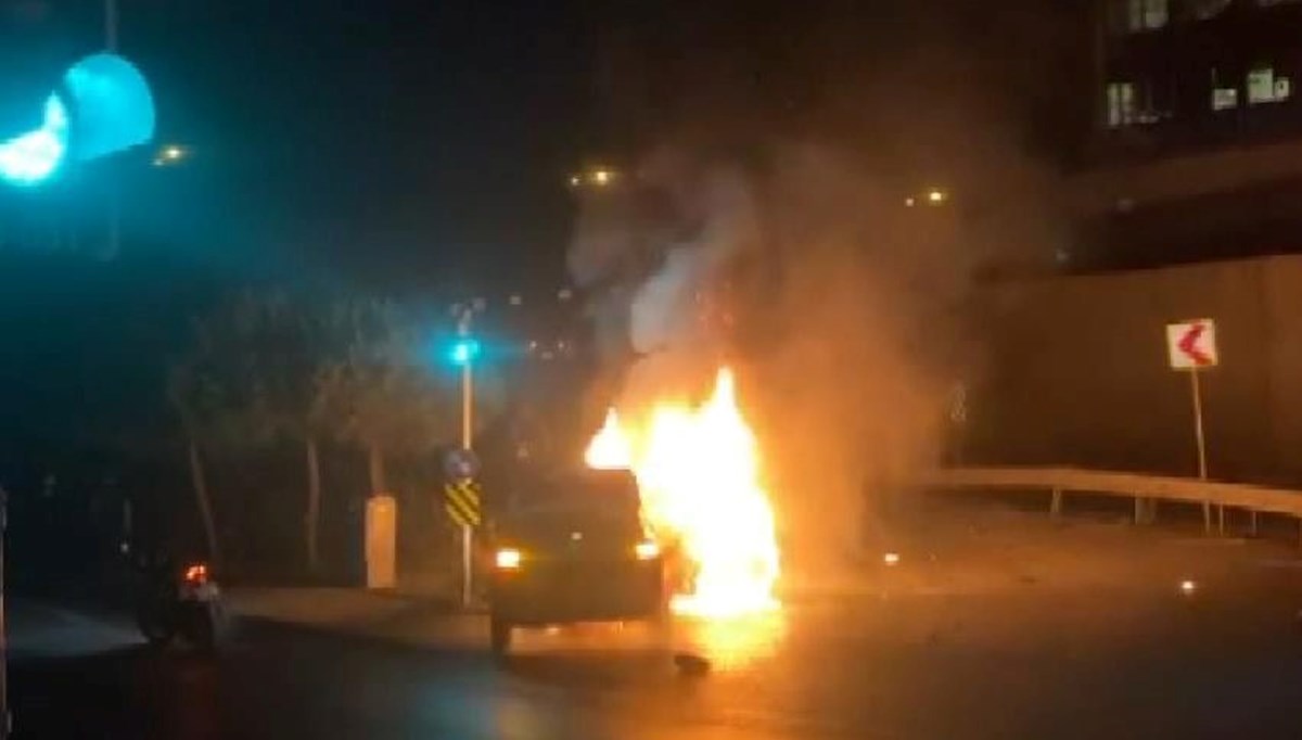 Gaziosmanpaşa'da feci kaza: Taksi ile motosiklet alev alev yandı Gaziosmanpaşa'da feci kaza: Taksi ile motosiklet alev alev yandı
