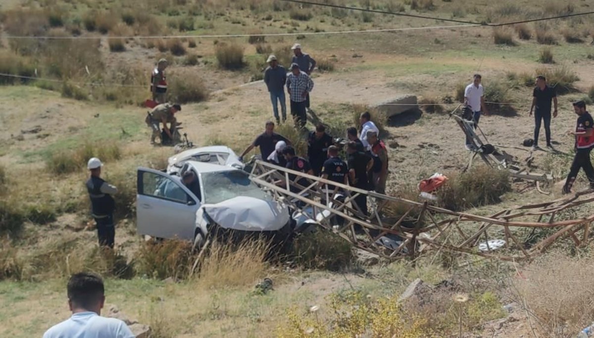 Van’da trafik kazası | Şarampole yuvarlanıp, elektrik direğine çarptı: 1 ölü, 3 yaralı