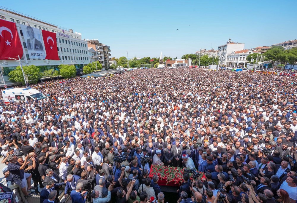Manisa Ferdi Zeyrek'i uğurladı | Özgür Özel gözyaşlarını tutamadı: "Şimdiye kadarki konuşmalarımın en zoru..." - 8