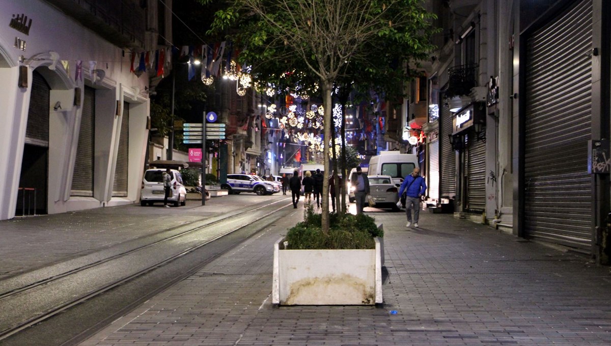 İstiklal Caddesi'nde beton saksıların bankları söküldü