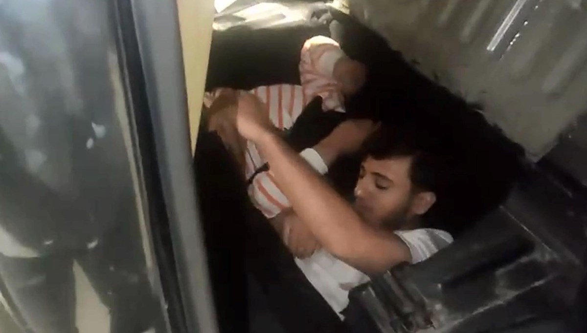 Otomobilin koltuğunun altında 2 kaçak göçmen yakalandı: Otomobilin koltuğunun altında 2 kaçak göçmen yakalandı: