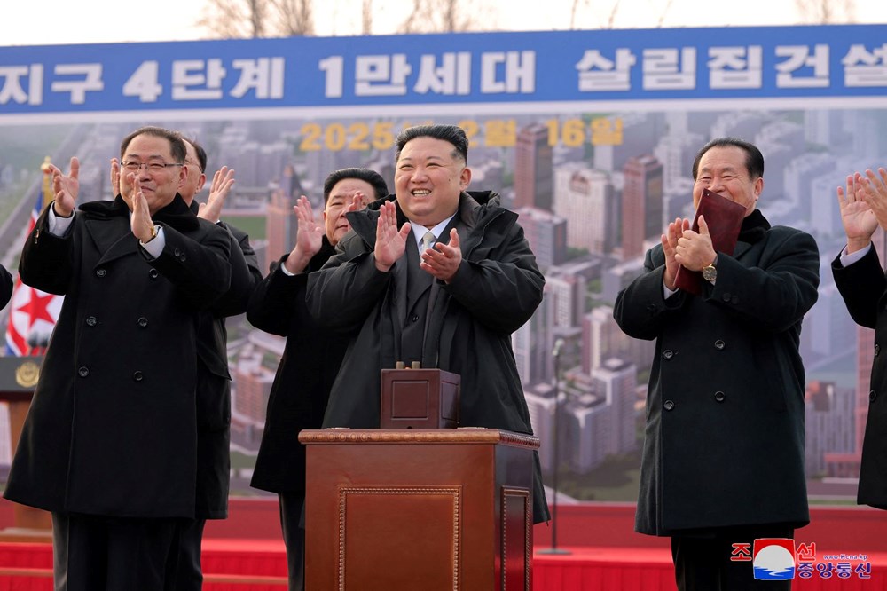 Kim Jong Un, babasının mumyasını ziyaret etti: Kuzey Kore’de büyük bayram - 1