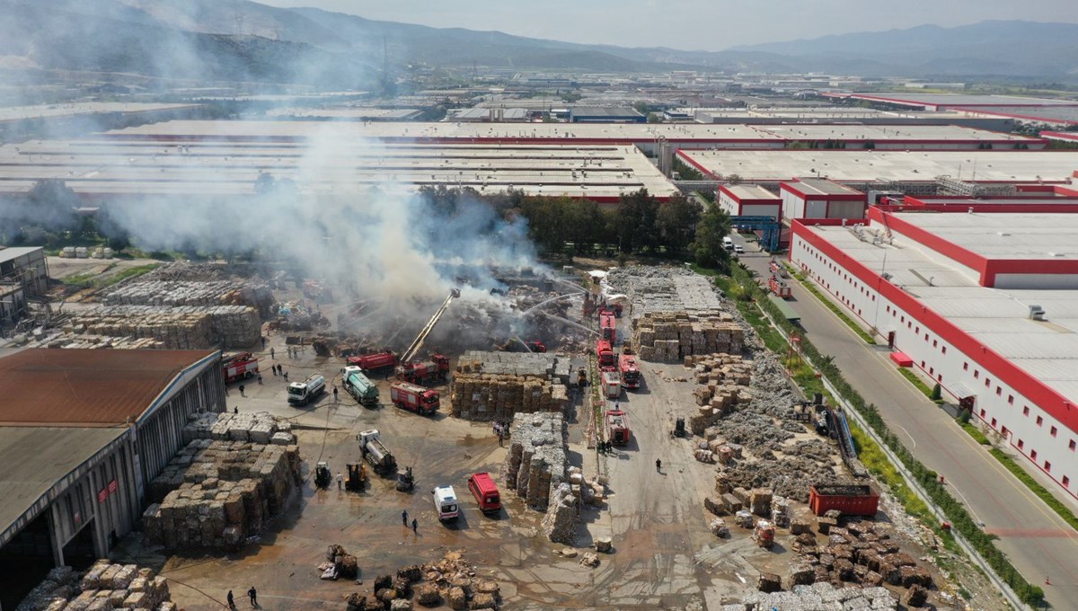 Manisa'da kağıt fabrikasında yangın