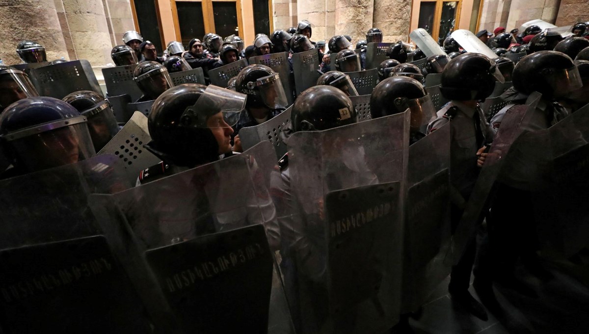 Ermenistan'da darbe girişimi: Paşinyan'a suikast iddiası Ermenistan'da darbe girişimi: Paşinyan'a suikast iddiası