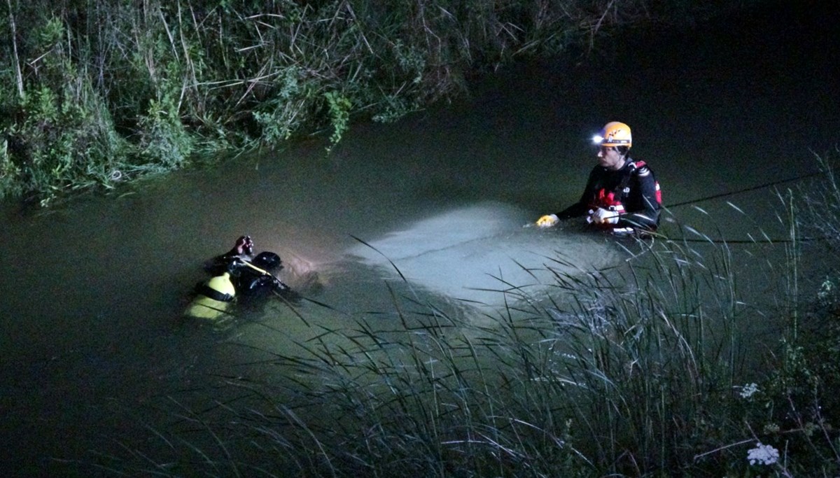 Antalya'da otomobil dereye uçtu: 1'i çocuk 2 kişi kayıp Antalya'da otomobil dereye uçtu: 1'i çocuk 2 kişi kayıp