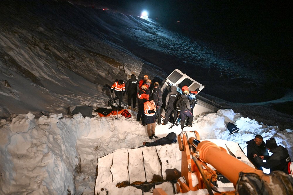 Van'da minibüsün üzerine çığ düştü: 1 ölü, 12 yaralı - 9