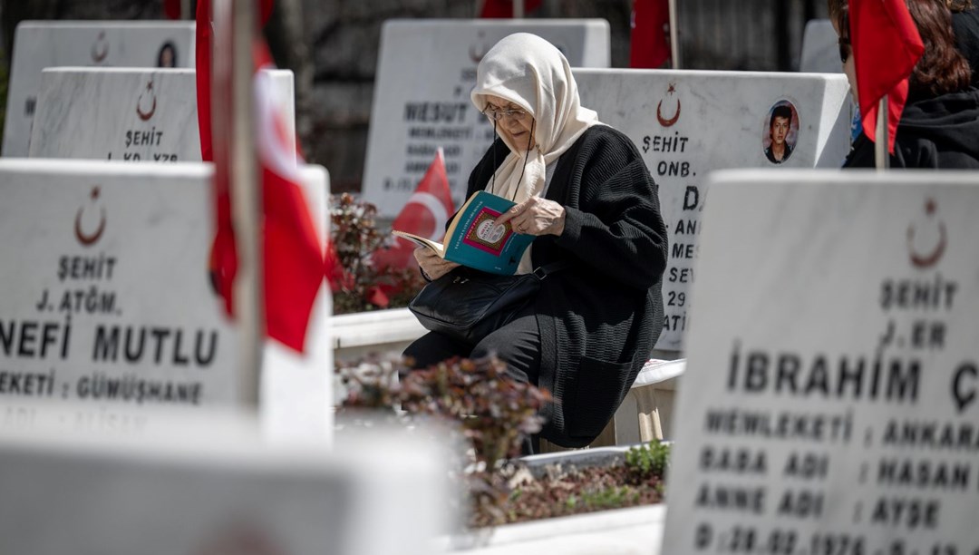 Şehitliklerde buruk bayram