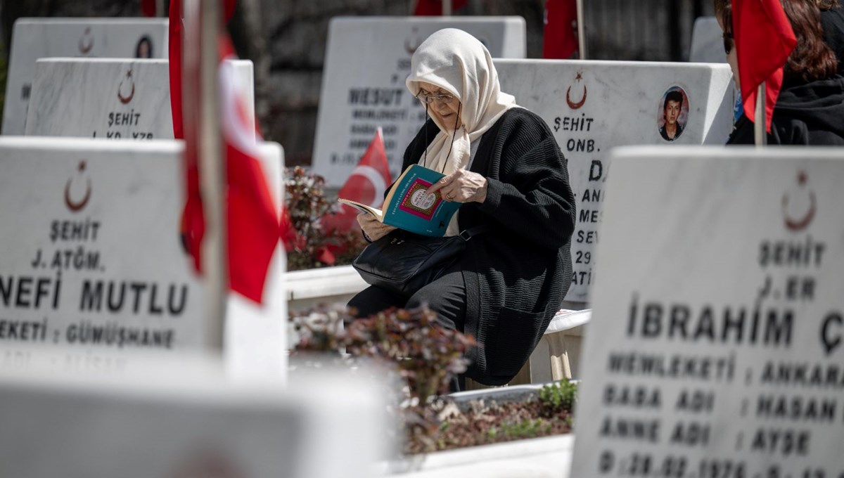 Ankara’daki şehitliklerde arife günü ziyaretçi yoğunluğu