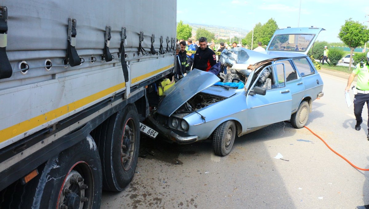 Otomobil, park halindeki tıra çarptı: 1 ölü