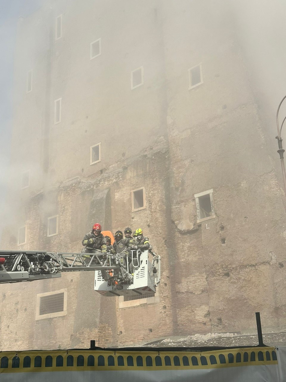 Roma'daki tarihi kulede çökme: 4 yaralı - 3