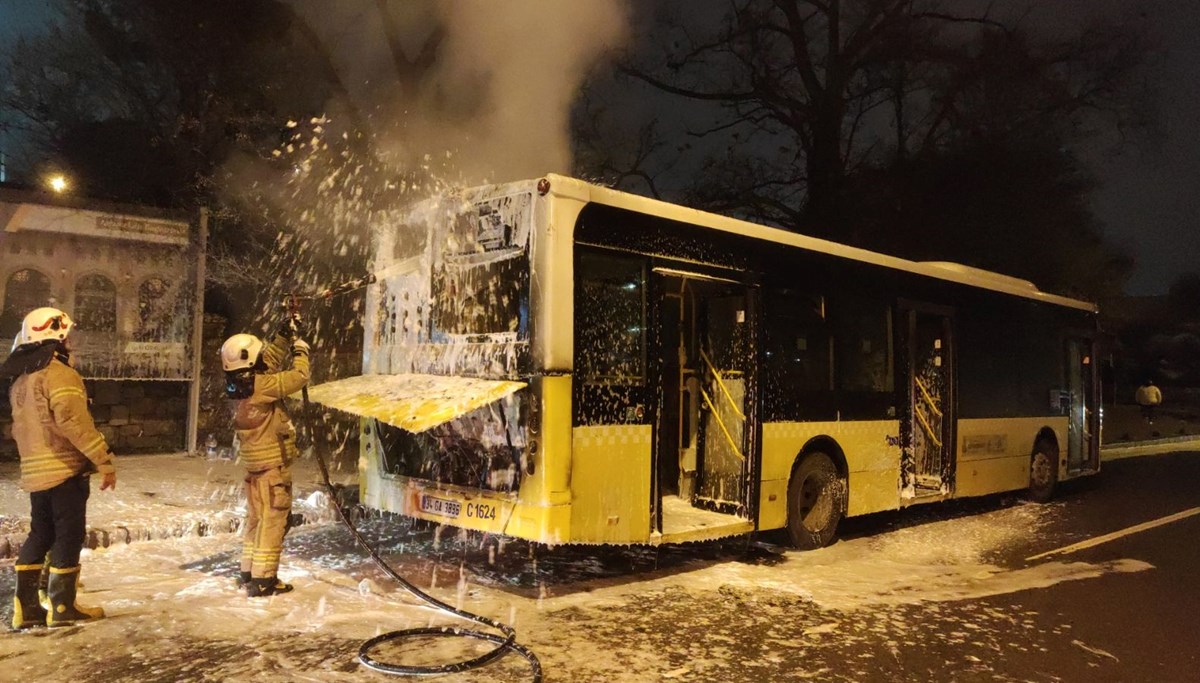 Üsküdar'da İETT otobüsü yandı Üsküdar'da İETT otobüsü yandı