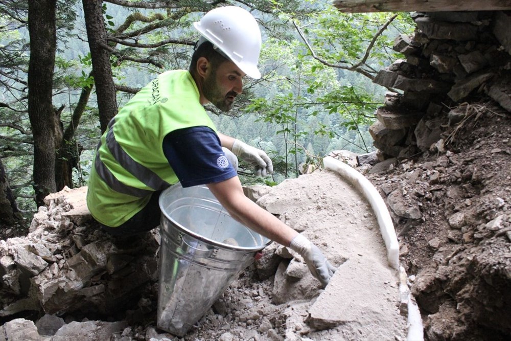 S�mela Manast�r� kayal�klar�ndaki 'sakl� �apeller' ziyarete a��lacak