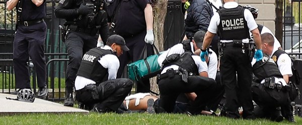 Beyaz Saray önünde kendini ateşe veren kişi yaralandı