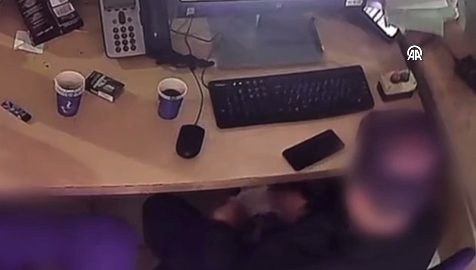 Kapıkule'de rüşvet kamerada: Paraları aldı, masa altında saydı